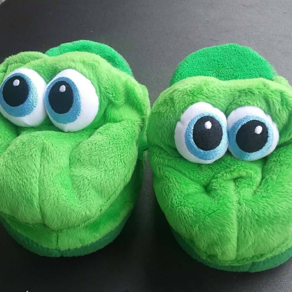 *Sold!* Green Gators Kid's Bed Slippers